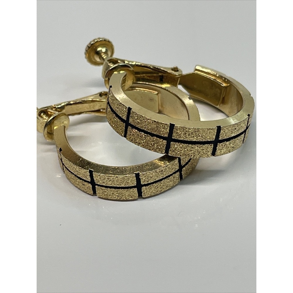 VTG Signed NAPIER Textured Gold Tone Open Hoop Screw Back Earrings Black Accents
